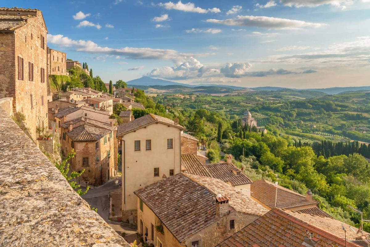 Vue sur la vieille ville de Montepulciano avec maisons historiques et collines douces de la Toscane
