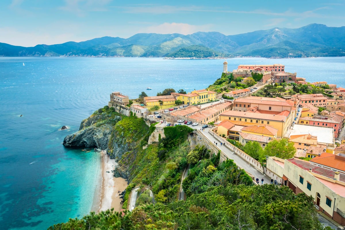 Vue aérienne de Portoferraio sur l île d Elbe avec port, côte, mer turquoise et collines