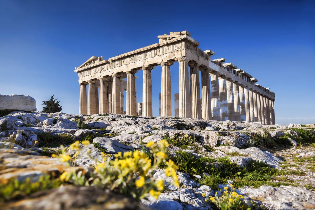 Blick auf den Parthenon auf der Akropolis in Athen mit antiken Säulen unter blauem Himmel