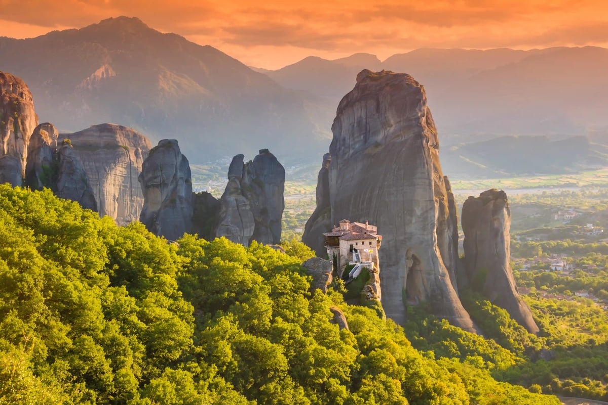 Klosteranlage auf steilem Felsen in der Region Meteora bei Kalambaka im warmen Abendlicht