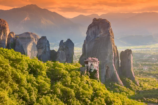 Klosteranlage auf steilem Felsen in der Region Meteora bei Kalambaka im warmen Abendlicht