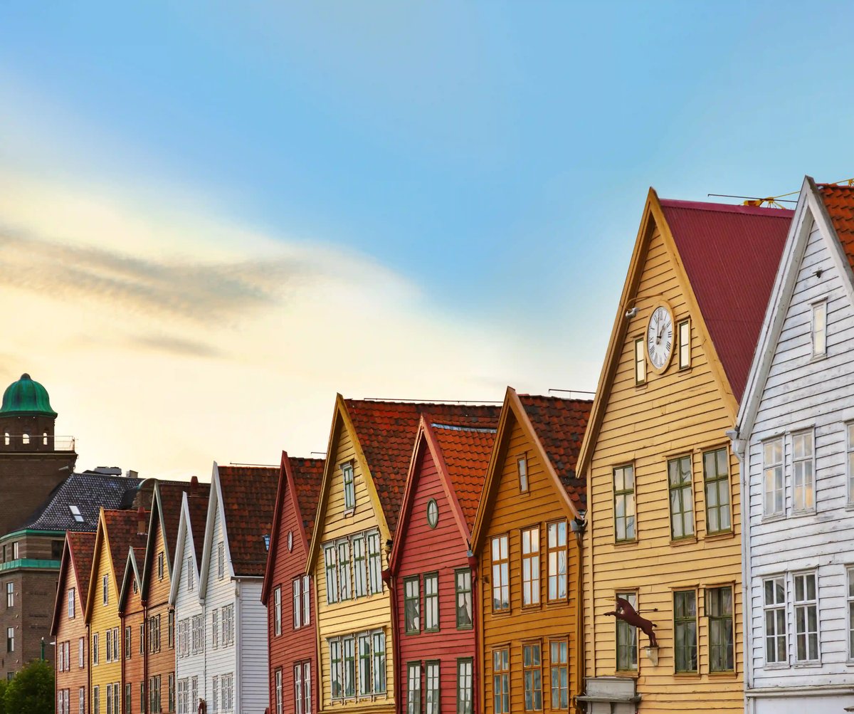 Maisons en bois colorées du quartier de Bryggen à Bergen sous un ciel bleu