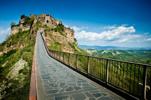 Long chemin pietonnier menant par un pont a la vieille ville de Civita di Bagnoregio perchee sur un rocher