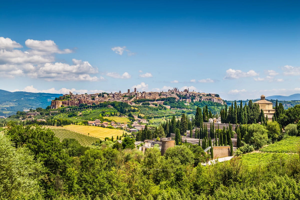 Vue panoramique d Orvieto avec la cathedrale les clochers et les remparts sur un plateau dominant l Ombrie