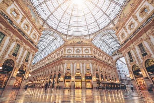 Innenansicht der Galleria Vittorio Emanuele II mit Glasdach, Mosaikboden und historischen Ladenfassaden