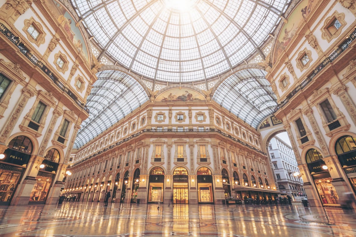 Vue intérieure de la Galerie Vittorio Emanuele II avec verrière, sol en mosaïque et façades historiques