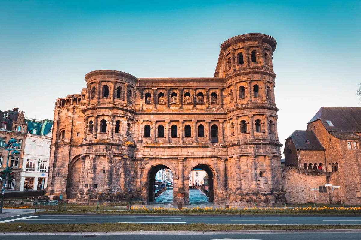 Die Porta Nigra in Trier, römisches Stadttor aus Stein mit markanten Rundtürmen bei Tageslicht
