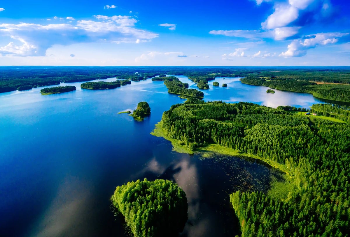 Luftaufnahme der finnischen Seenplatte mit zahlreichen Inseln, Wäldern und klaren Seen