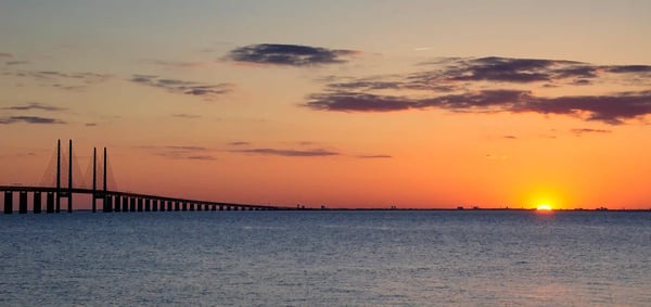 Öresundbrücke zwischen Kopenhagen und Malmö bei Sonnenuntergang über dem Meer