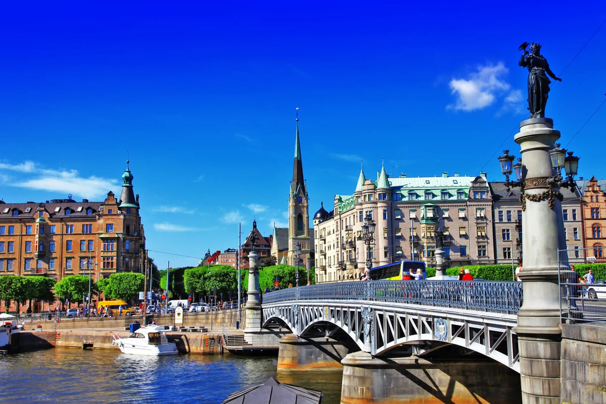 Stadtansicht von Stockholm mit Brücke, historischen Gebäuden und Wasserkanal