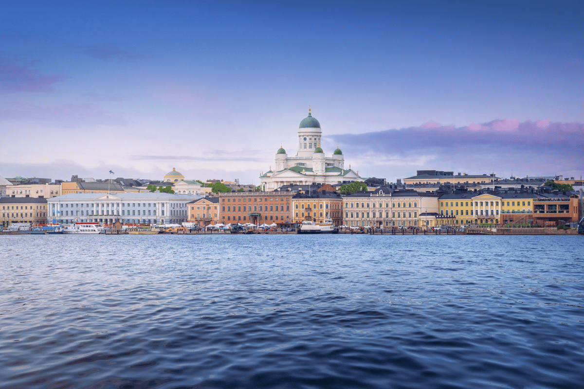 Vue sur le port d’Helsinki avec sa cathédrale et la promenade du front de mer.