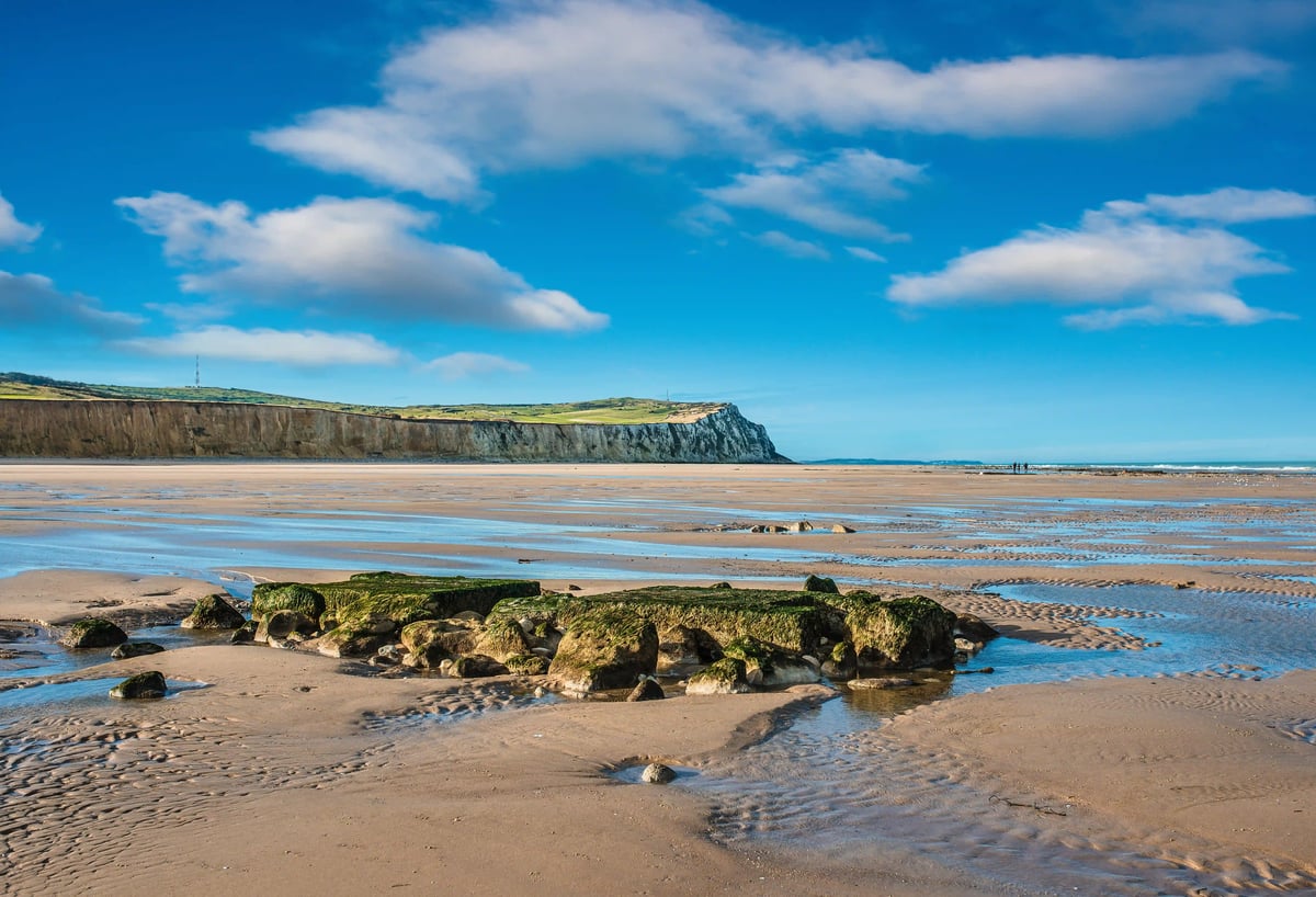 Paysage côtier avec falaises de craie du cap Blanc Nez à marée basse