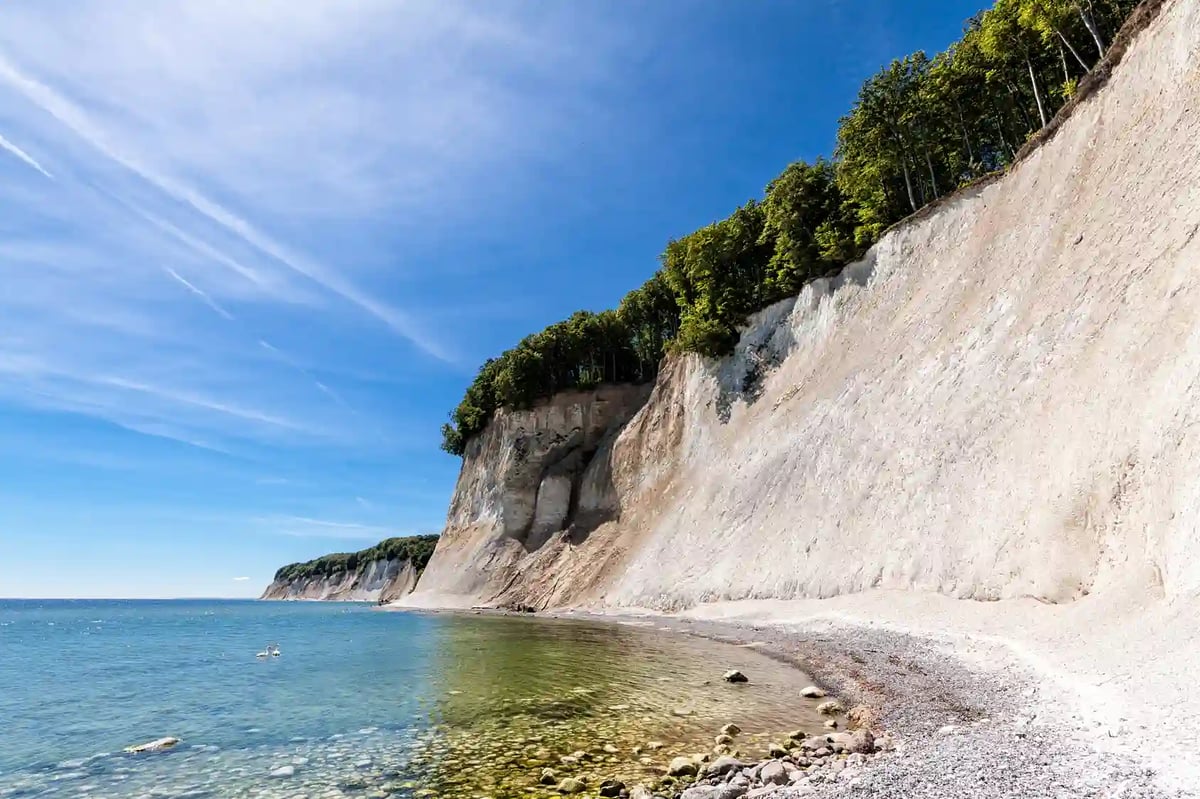 Weisse Kreidefelsen an grüner Steilküste an der Ostsee