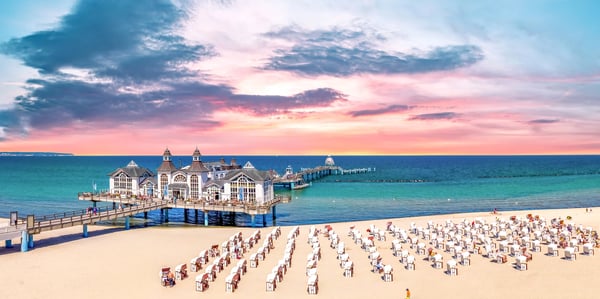 Seebrücke Sellin mit Strandkörben und Blick auf das Meer bei Sonnenuntergang