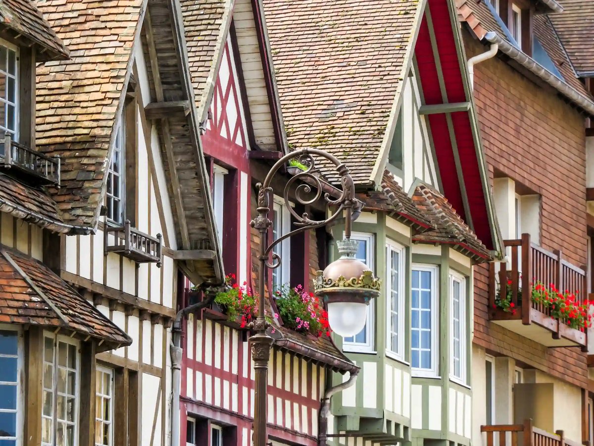 Bunte Fachwerkhäuser in einer schmalen Gasse der Altstadt von Honfleur