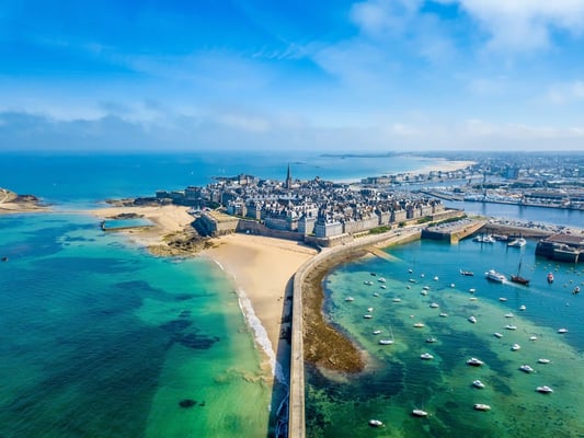 Luftaufnahme der Altstadt von Saint-Malo mit Stadtmauer, Strand und türkisfarbenem Meer