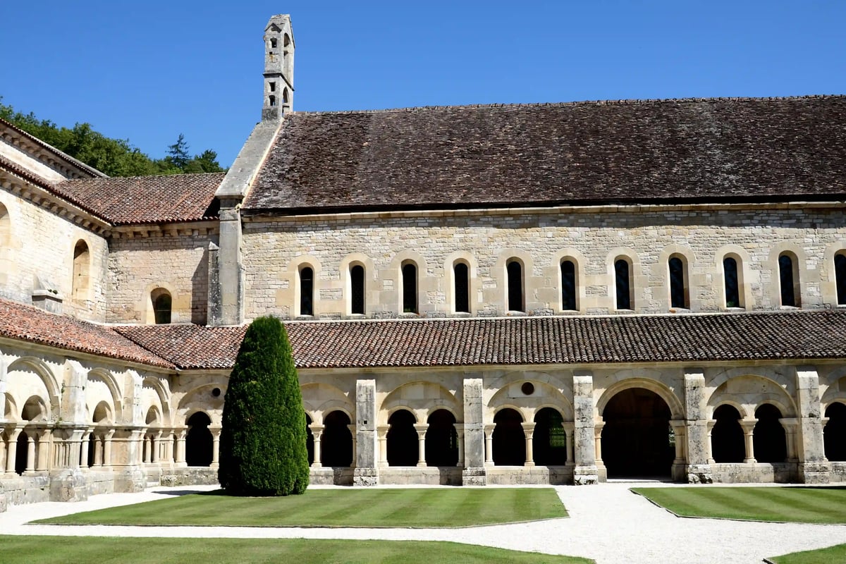 Romanischer Kreuzgang der Abtei von Fontenay mit Arkaden und Rasenfläche