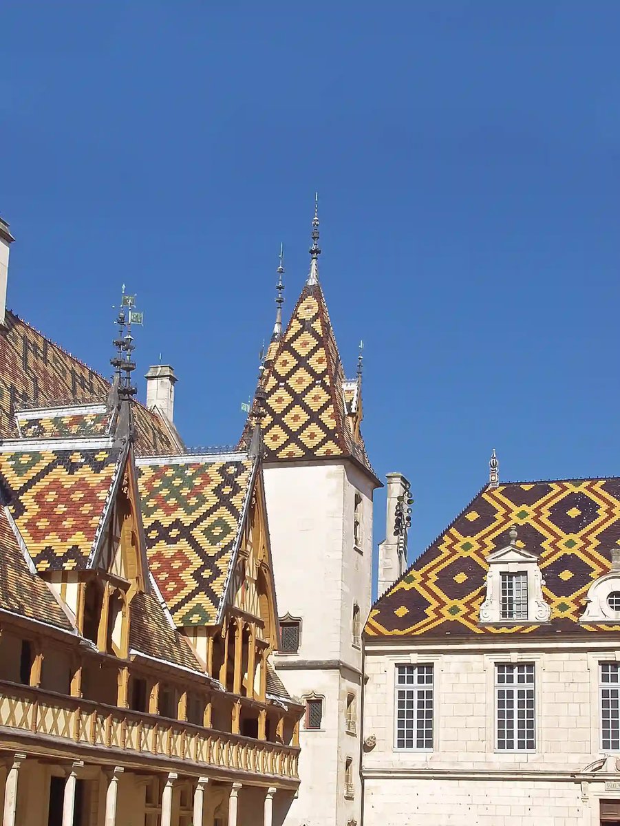 Farbiges Ziegeldach der Hospices de Beaune mit geometrischen Mustern