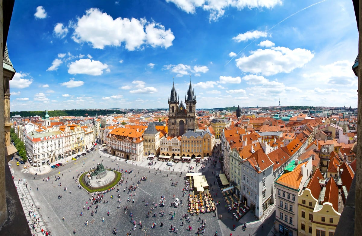 Place de la Vieille Ville à Prague avec tours et toits rouges
