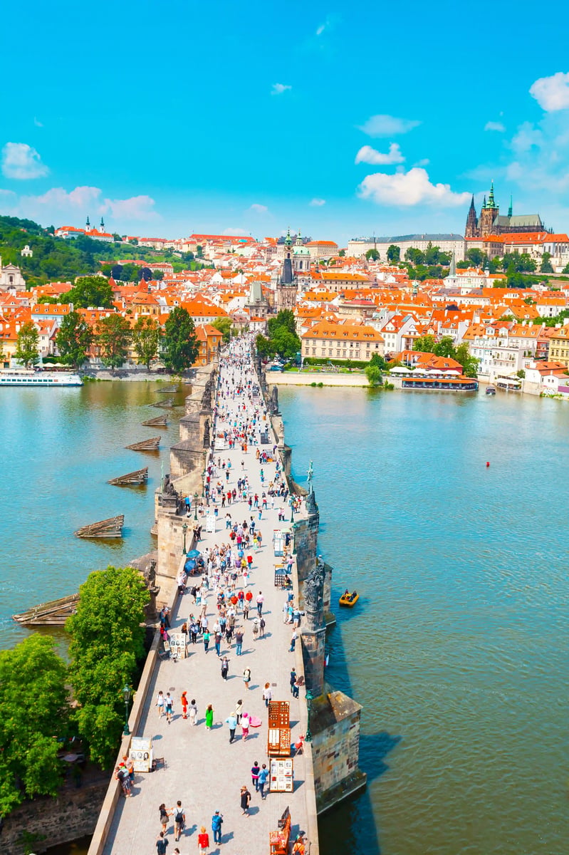Pont Charles à Prague avec de nombreux visiteurs