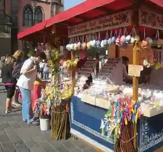 Marché de Pâques à Prague avec stands colores