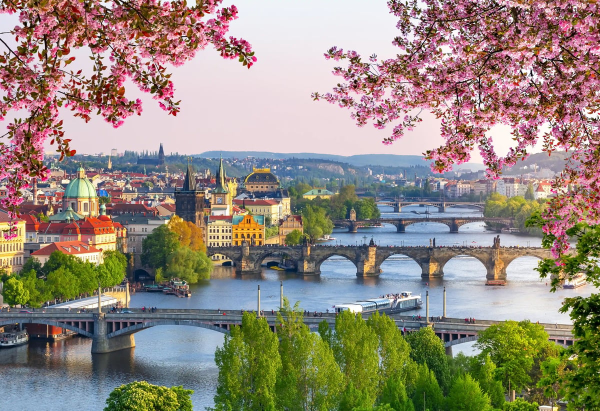 Frühlingsblick auf Prag mit Moldau und Brücken