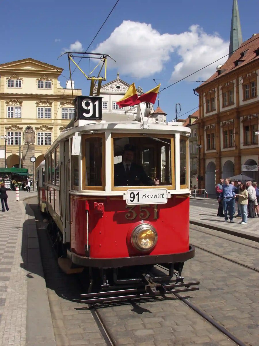 Tram rouge historique dans la vieille ville de Prague