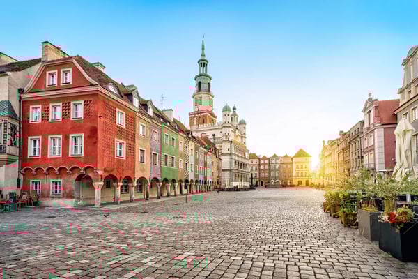 Historischer Marktplatz von Posen mit farbigen Fassaden Arkaden und dem Rathaus im Hintergrund bei Sonnenschein