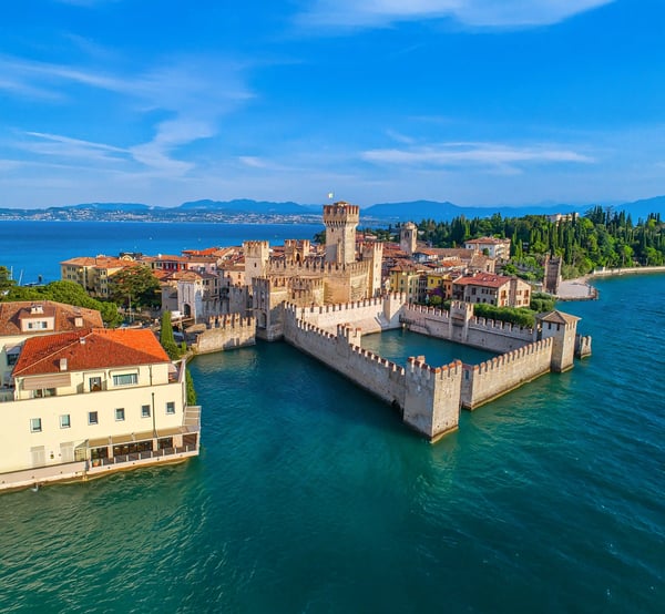Luftaufnahme der Scaligerburg in Sirmione mit Altstadt und Gardasee ringsum