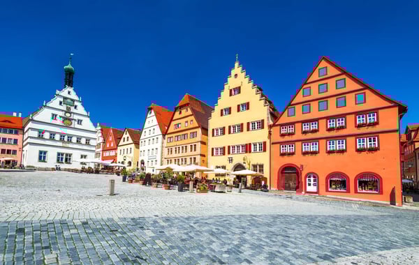 Bunter Marktplatz mit historischen Giebelhäusern und Kopfsteinpflaster in einer mittelalterlichen Altstadt