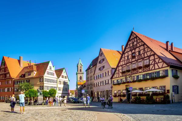 Marktplatz von Dinkelsbühl mit Fachwerkhäusern, Kirche, Menschen und sonnigem Himmel