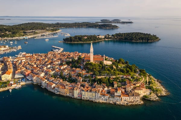 Luftaufnahme der Altstadt von Rovinj mit Kirche Hafen und umliegenden Inseln