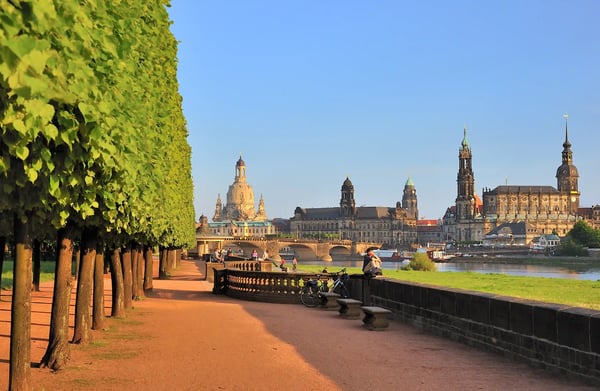 Elbufer in Dresden mit Blick auf die Frauenkirche und die historische Altstadt bei Sonne