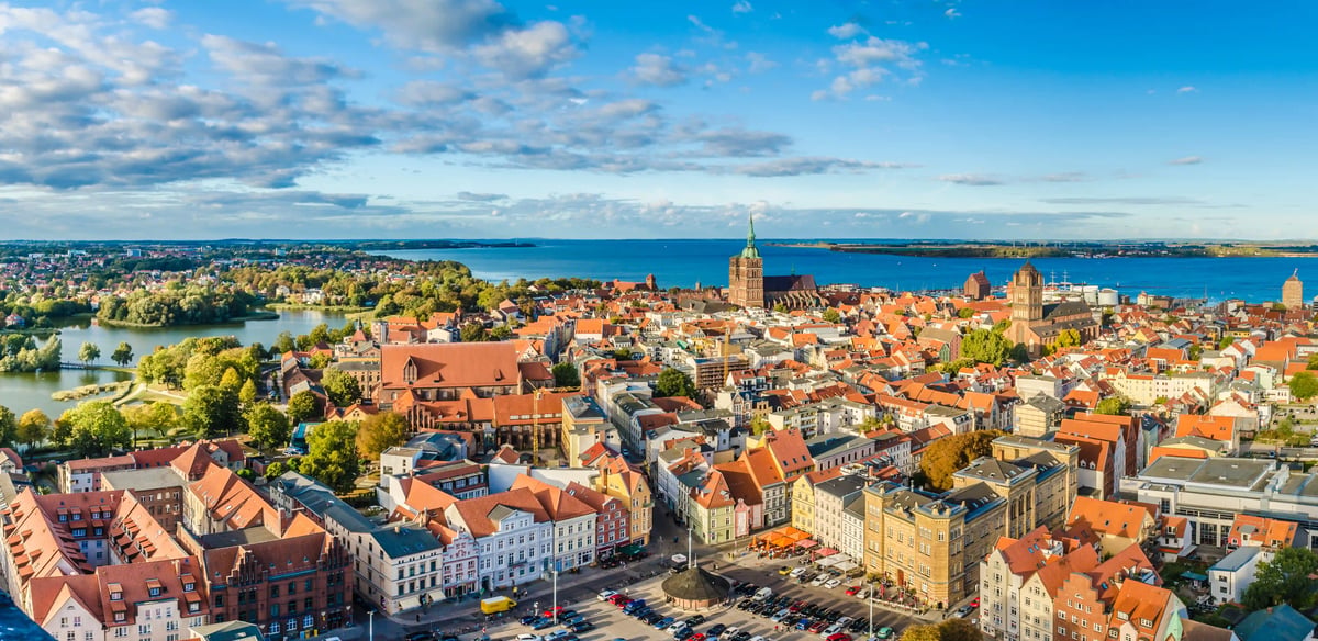 Luftansicht der Hansestadt Stralsund mit ihren Backsteinkirchen direkt am Wasser