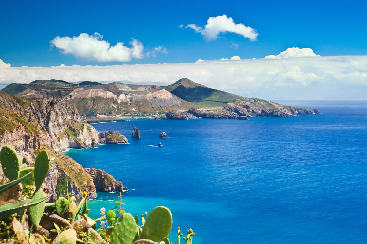 Paysage côtier des îles Lipari avec falaises abruptes et mer bleu profond