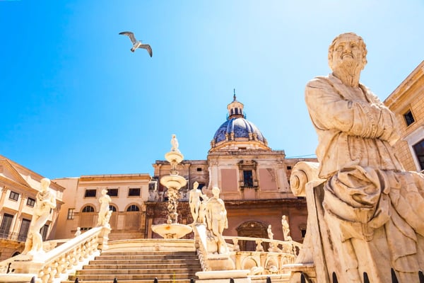 Barocker Brunnenplatz in Palermo mit Skulpturen und historischer Architektur