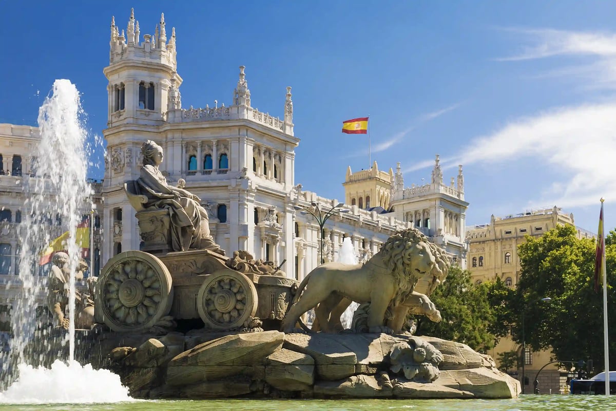 Cibeles Brunnen in Madrid mit Löwen Skulptur und historischer Fassade im Hintergrund