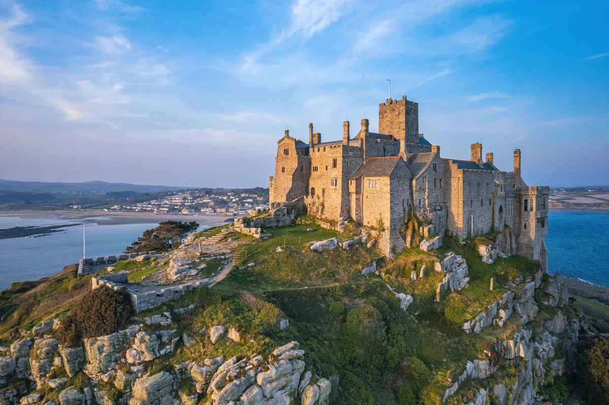 Château en pierre de St Michaels Mount situé sur une île au large de la côte de Cornouailles avec mer calme