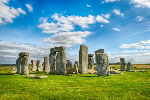 Prähistorischer Steinkreis Stonehenge mit aufrecht stehenden Steinen in offener Landschaft