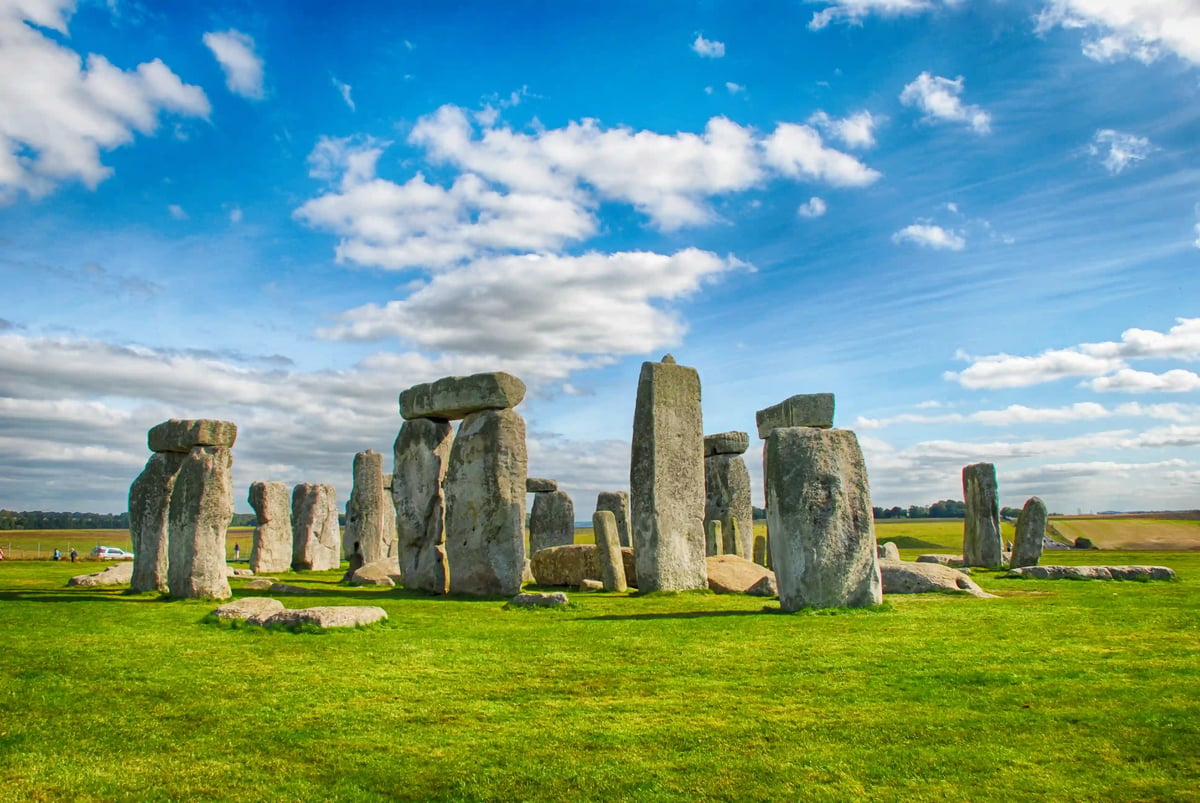 Monument préhistorique de Stonehenge avec pierres dressées dans un paysage ouvert