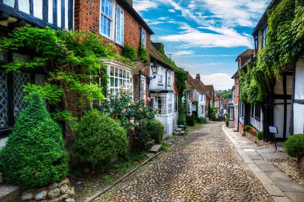 Historische Altstadtgasse in Rye mit urigen Häusern, Blumen und gepflastertem Weg