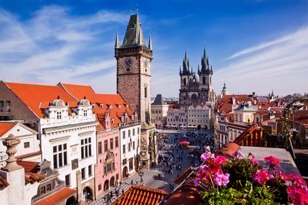 Blick über den Altstädter Ring in Prag mit Uhrturm, Kirchen und belebtem Platz
