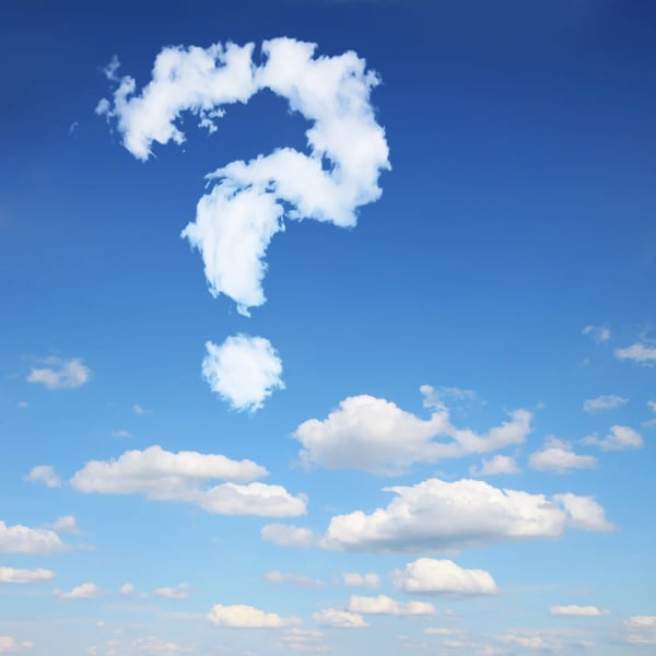 Weisse Wolken formen ein grosses Fragezeichen am blauen Himmel als Symbol für offene Fragen oder Inspiration