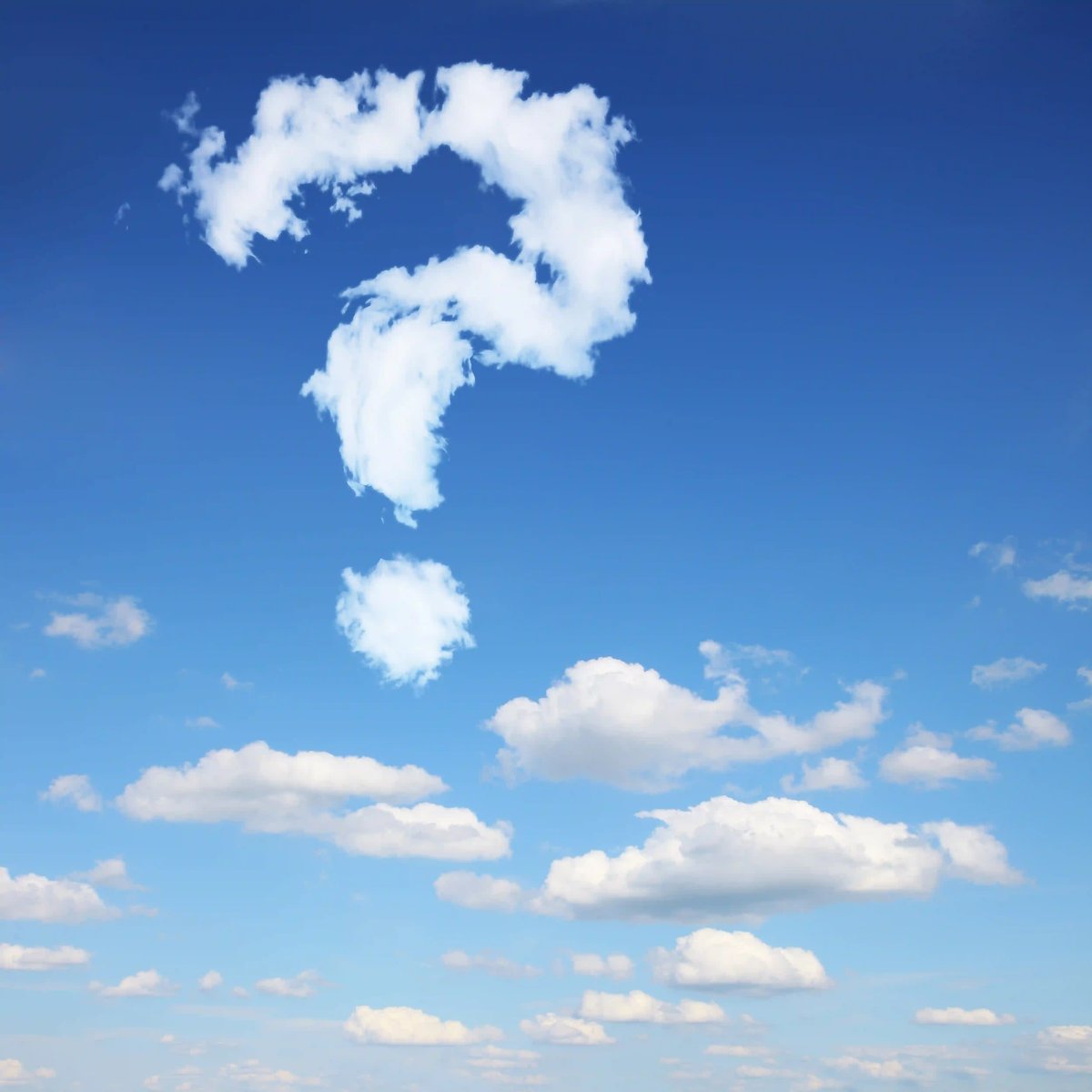 Des nuages blancs forment un grand point d'interrogation dans le ciel bleu, symbolisant les questions ouvertes ou l'inspiration