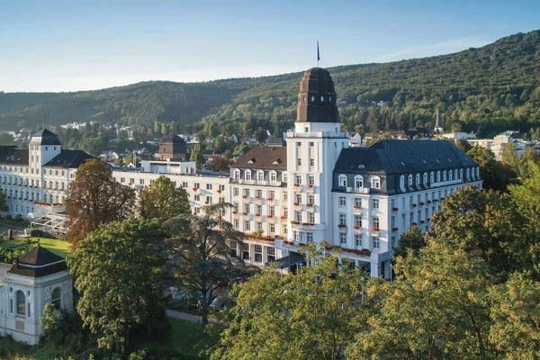 Luftaufnahme des Steigenberger Hotels in Bad Neuenahr mit historischer Fassade und Parkanlage