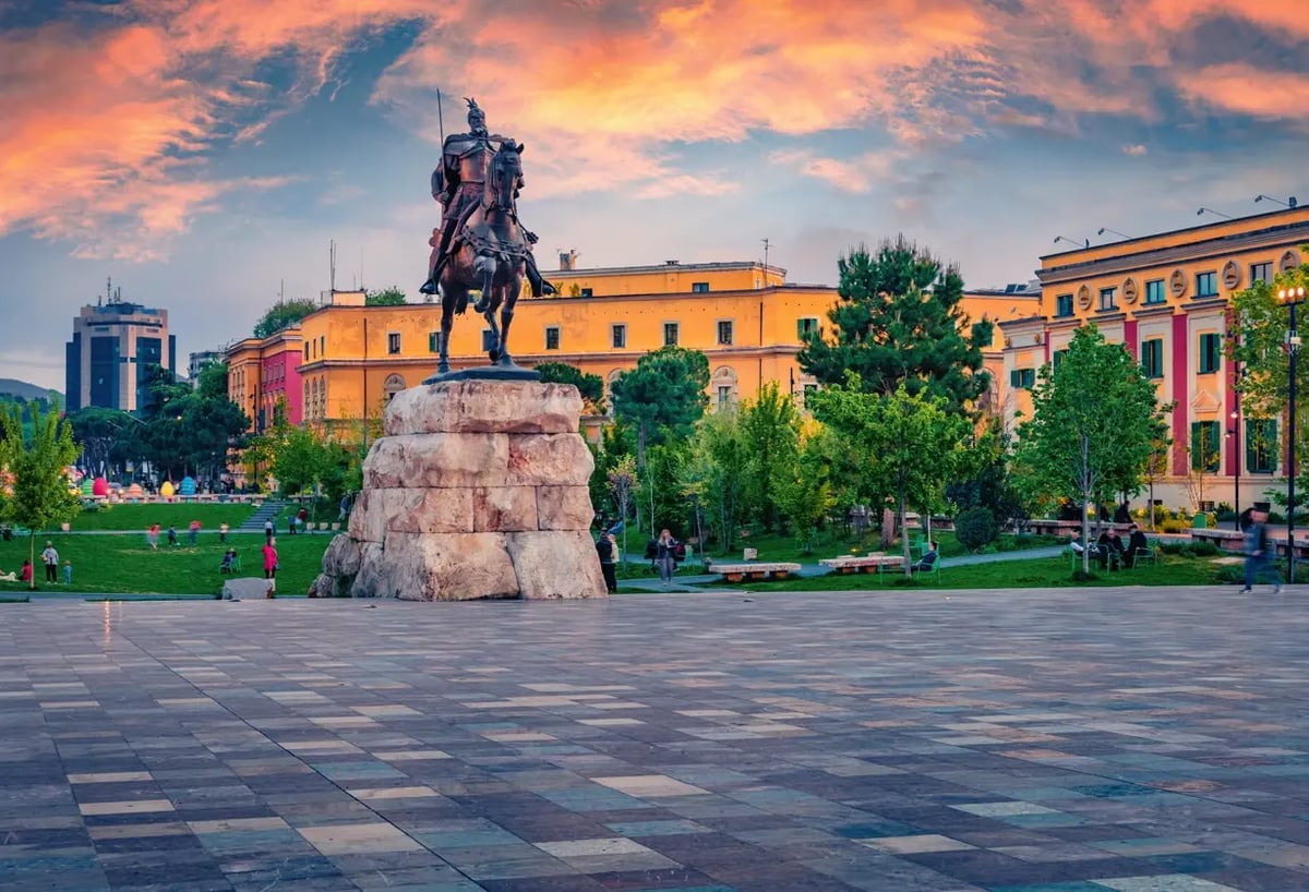 Reiterstatue von Skanderbeg auf dem zentralen Skanderbeg-Platz in Tirana bei Sonnenuntergang.