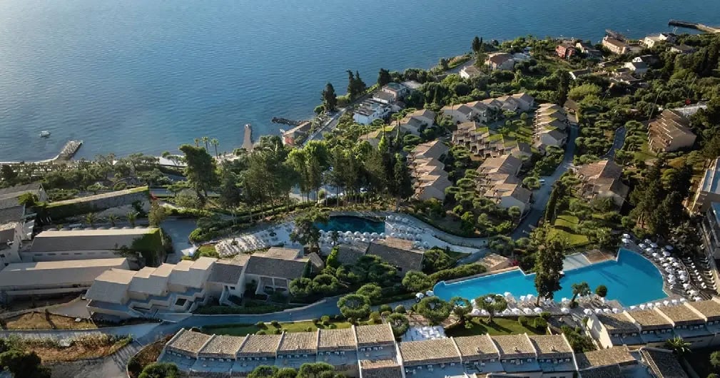 Luftaufnahme des Aeolos Beach Resorts auf Korfu mit Pools, Gärten und direkter Lage am Meer.