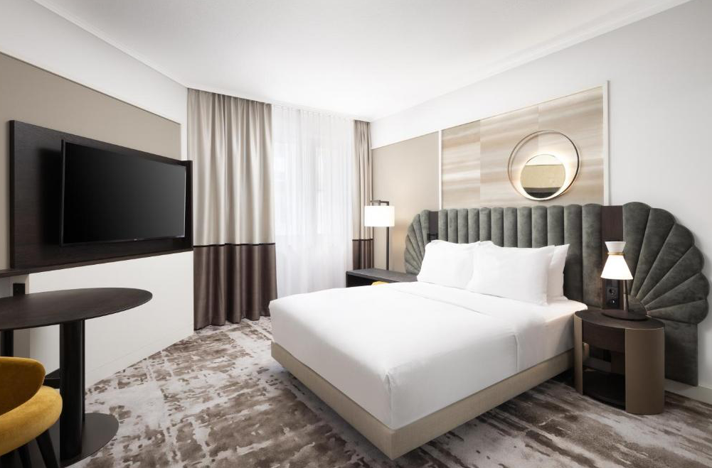 Modernes Doppelzimmer im Hilton Heidelberg mit komfortablem Bett und stilvoller Einrichtung.