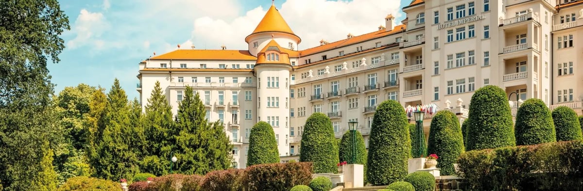 Grosses Kurhotel Imperial in Karlsbad mit klassischer Fassade, Terrassen und gepflegtem Park