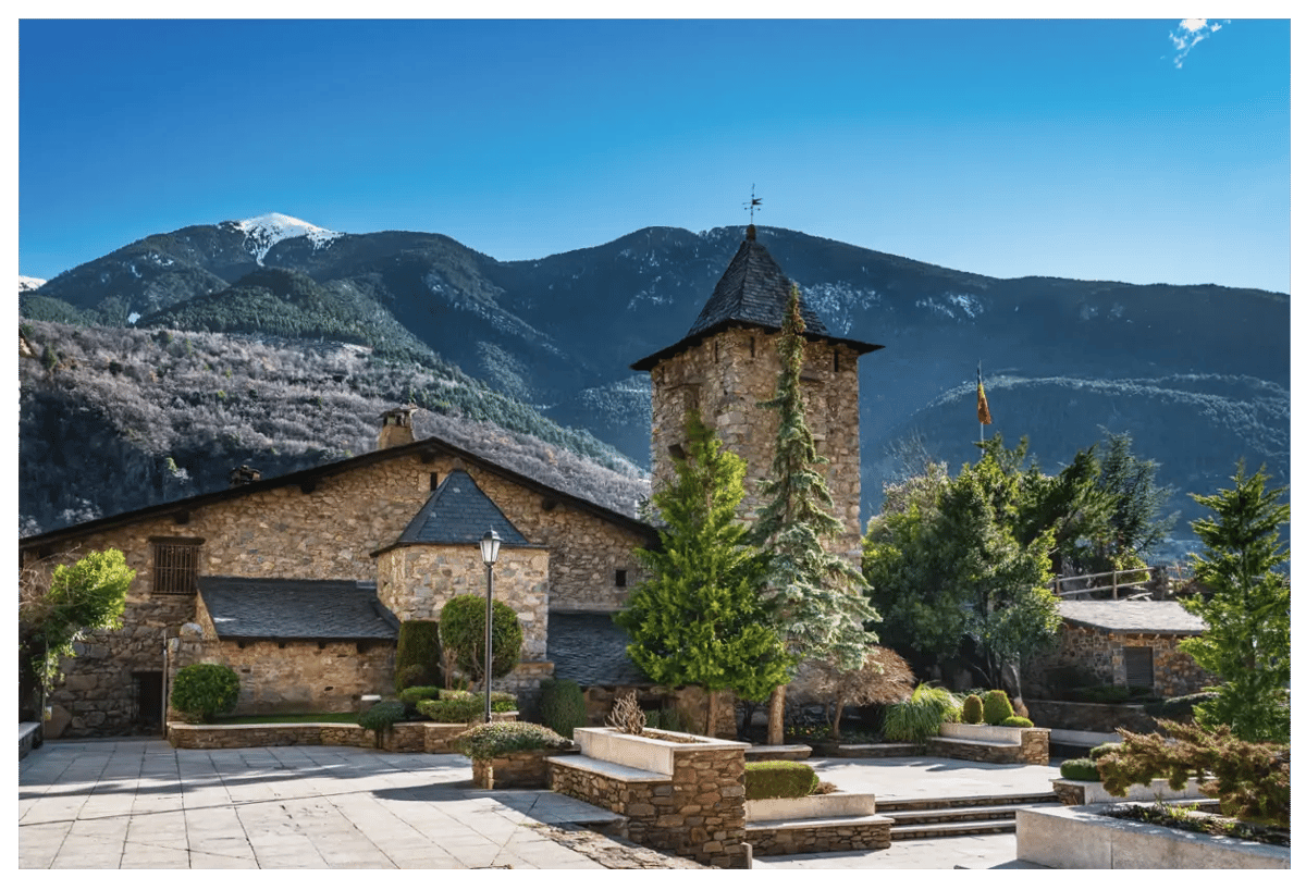 Historisches Steingebäude und Dorfplatz in Andorra la Vella vor den Pyrenäen.